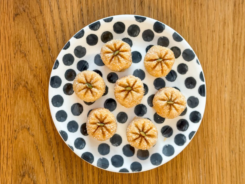 Panallets de moniato en un plat amb punts negres